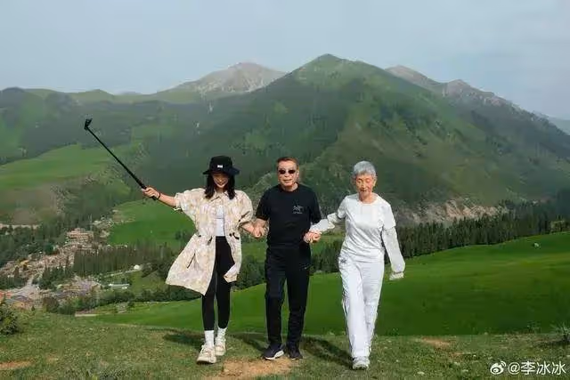 51歲李冰冰帶父母新疆遊玩,帶父母看世界,一家人出鏡溫馨有愛