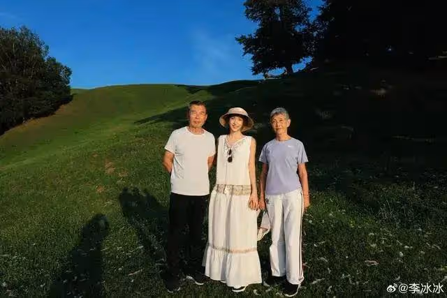 51歲李冰冰帶父母新疆遊玩,帶父母看世界,一家人出鏡溫馨有愛
