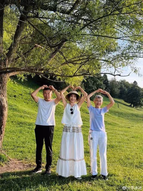 51歲李冰冰帶父母新疆遊玩,帶父母看世界,一家人出鏡溫馨有愛