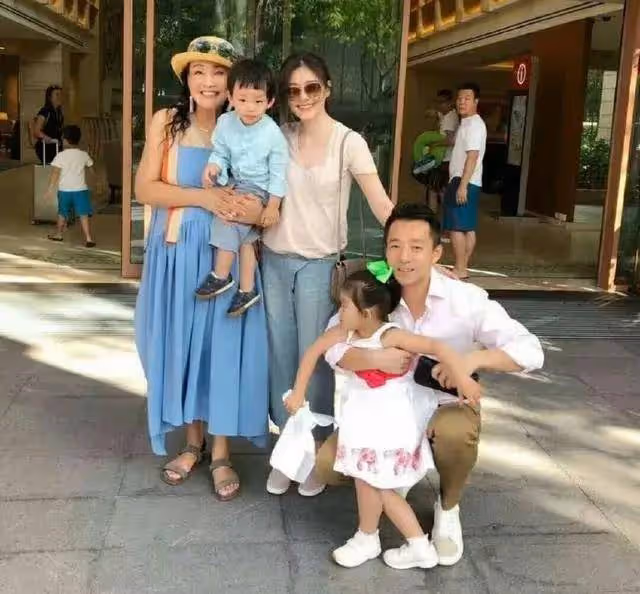 大S崛強得告來告去,她與汪小菲張蘭之戰,到底誰是受益者?