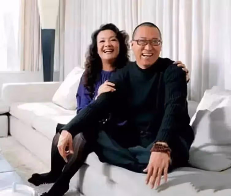大S崛強得告來告去,她與汪小菲張蘭之戰,到底誰是受益者?