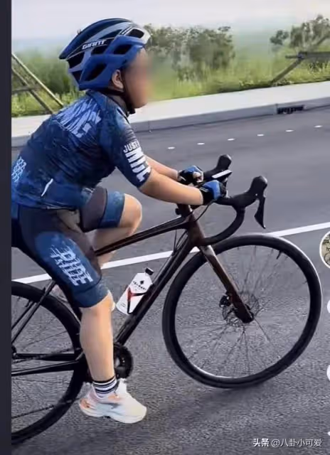 11歲男孩騎行摔倒遭汽車碾壓,父親同行卻回懟他人勸阻:輪不到你管