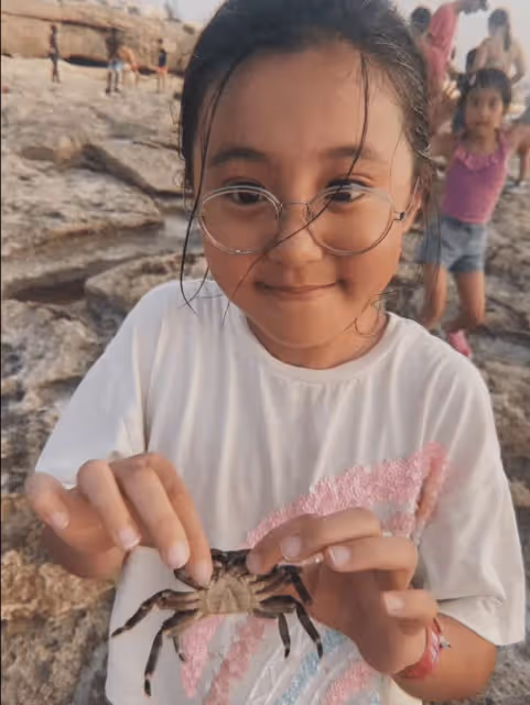 賈靜雯在機場為咘咘慶生,迎接倆女兒國外遊學歸來,咘咘曬黑好多