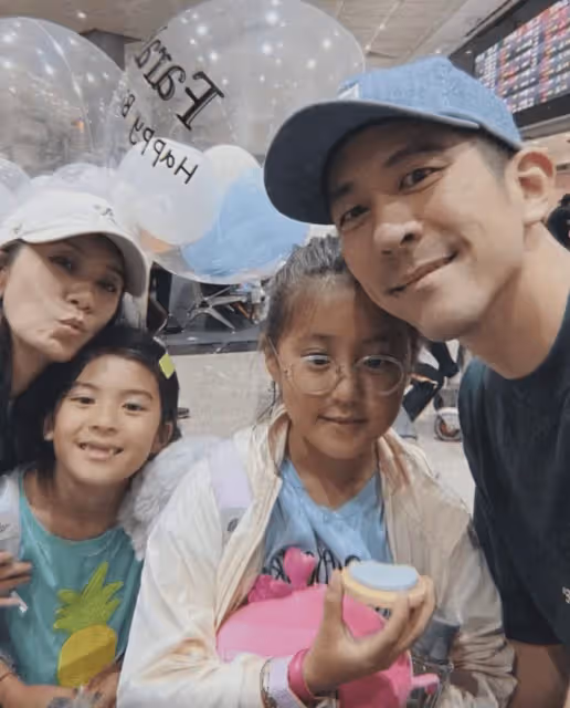 賈靜雯在機場為咘咘慶生,迎接倆女兒國外遊學歸來,咘咘曬黑好多