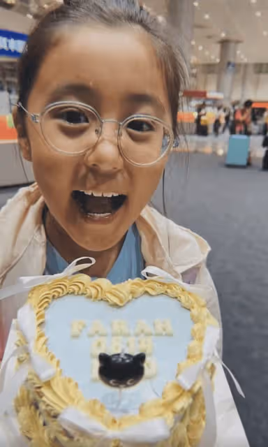 賈靜雯在機場為咘咘慶生,迎接倆女兒國外遊學歸來,咘咘曬黑好多