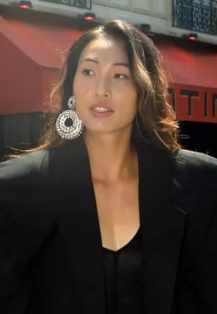 鄭欽文現身參加時尚活動,大號時尚西裝太個性,皮膚黝黑十分有型