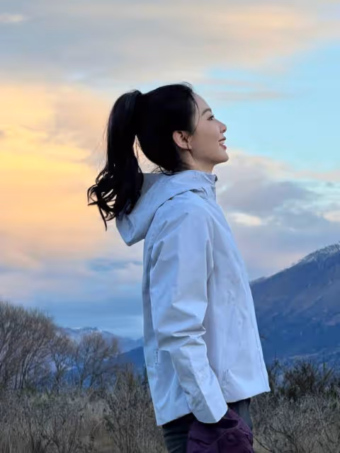 劉詩詩穿運動套裝漫步野外:放空自我,與自然共鳴