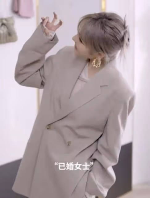 30歲香港知名女星大婚,內地網紅好姐妹被指無出席婚禮,疑曝料隱私而二人結怨