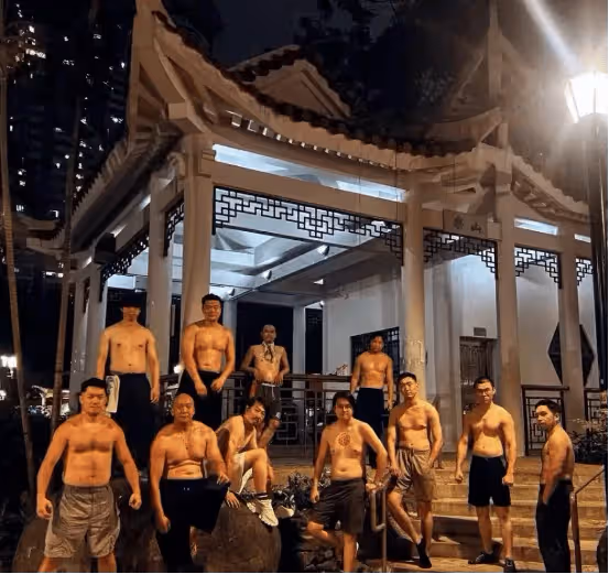 TVB前男星被偶遇,曾做輔警、當保鏢護送韓星崔始源,創立武術體系南螳螂
