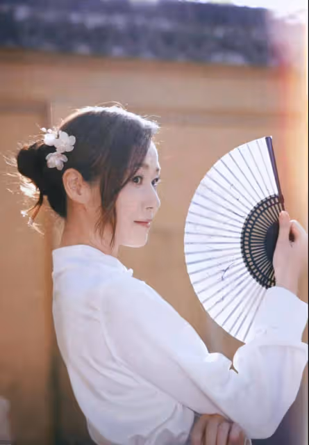 香港長腿女神萬綺雯近況曝光!曬國風照被贊凍齡,與老公堅持丁克