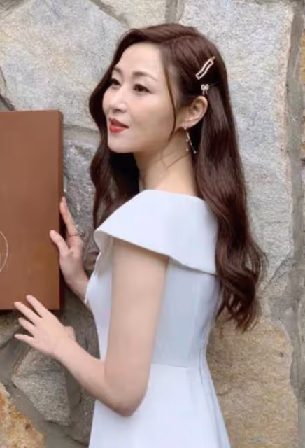香港長腿女神萬綺雯近況曝光!曬國風照被贊凍齡,與老公堅持丁克