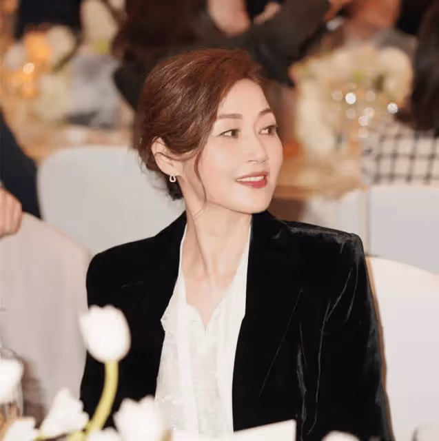 香港長腿女神萬綺雯近況曝光!曬國風照被贊凍齡,與老公堅持丁克