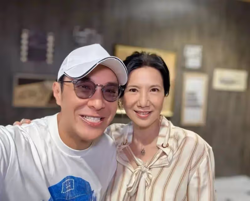 香港「性感大嫂」被勸復出,多個角色深入人心,之前宣布與小七歲丈夫離婚