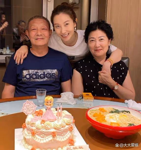 章子怡親哥為妻子慶生！章子男好像變老了，婚姻比妹妹幸福太多