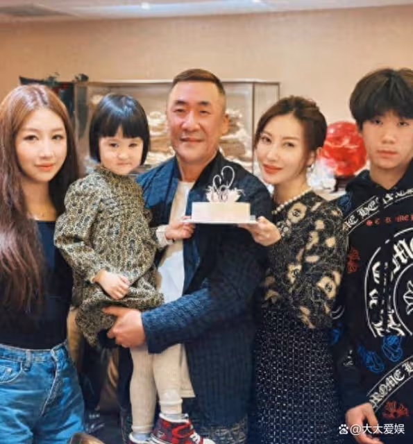 章子怡親哥為妻子慶生！章子男好像變老了，婚姻比妹妹幸福太多