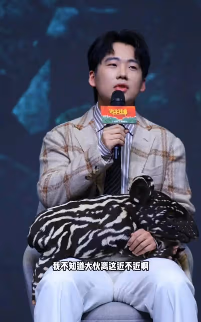 郭麒麟現身宣傳新劇，一身韓式西裝非常帥氣，本人發福超像郭德綱