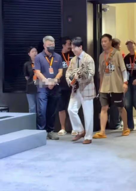 郭麒麟現身宣傳新劇，一身韓式西裝非常帥氣，本人發福超像郭德綱