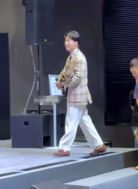 郭麒麟現身宣傳新劇，一身韓式西裝非常帥氣，本人發福超像郭德綱