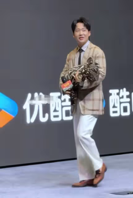 郭麒麟現身宣傳新劇，一身韓式西裝非常帥氣，本人發福超像郭德綱