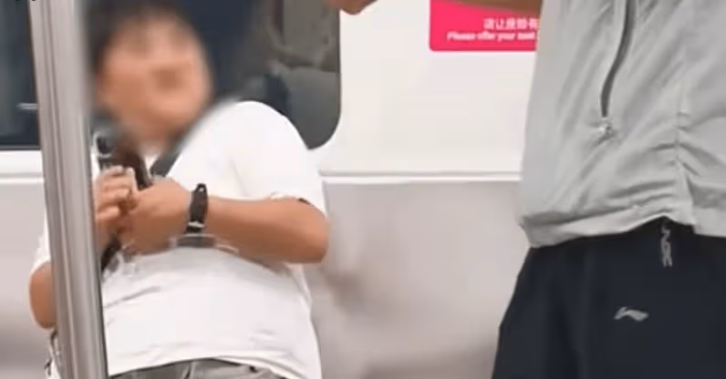女子騷擾大爺,竟無視勸阻還大喊大叫?目擊者直擊真相!