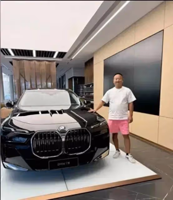 網紅小啊giao連提多輛豪車,達到人生巔峰,網友吐槽你我都有責任