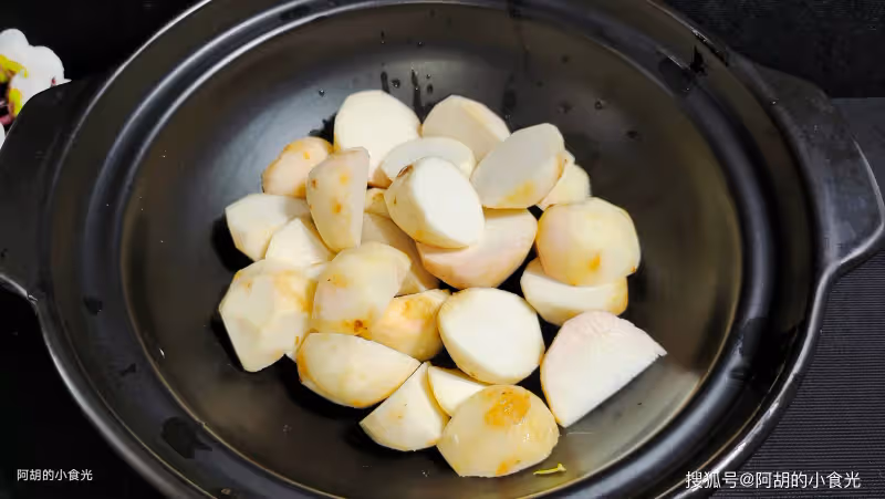 蓮藕蘿蔔先靠邊!秋天就該先吃這菜!咕嘟咕嘟燉一鍋,軟滑噴香、滋味極好