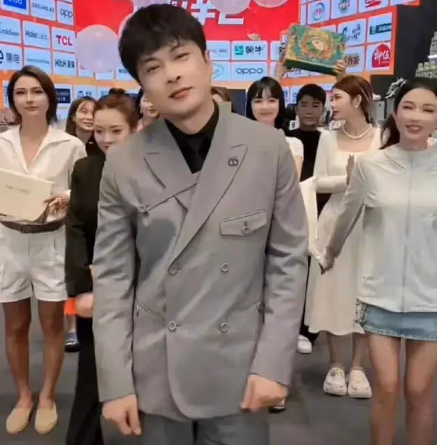 眾星為818送祝福!王思聰罕見出鏡,辛巴:他是校長,我是班長
