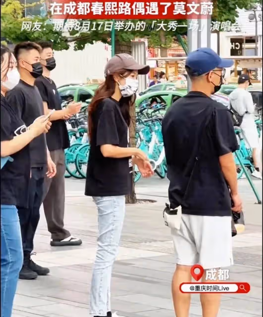 網友成都街頭偶遇莫文蔚,54歲依舊美麗大方,大長腿又細又長