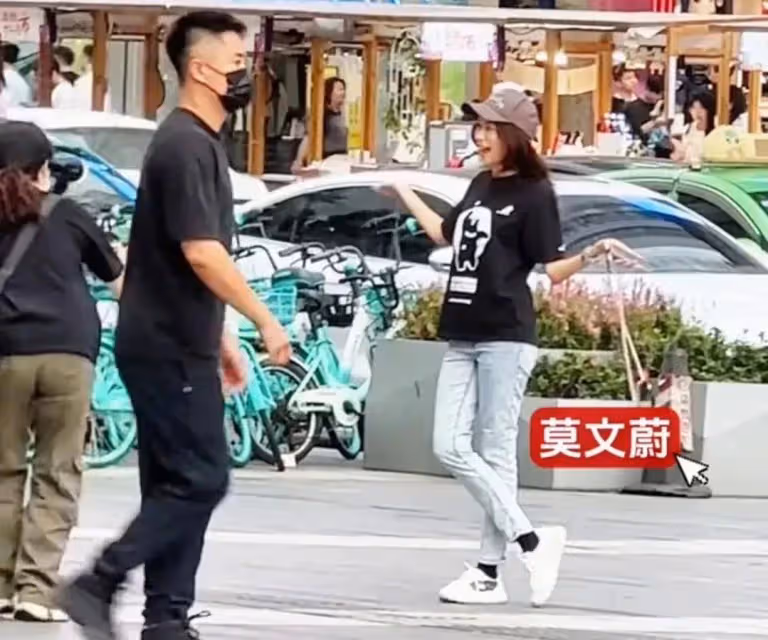 網友成都街頭偶遇莫文蔚,54歲依舊美麗大方,大長腿又細又長