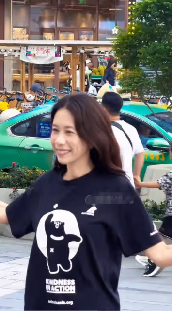 網友成都街頭偶遇莫文蔚,54歲依舊美麗大方,大長腿又細又長