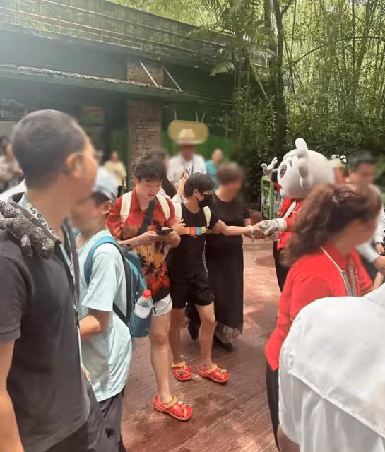 全紅嬋陳藝文現身長隆動物園遊玩,穿一樣的拖鞋,背包掛滿熊貓