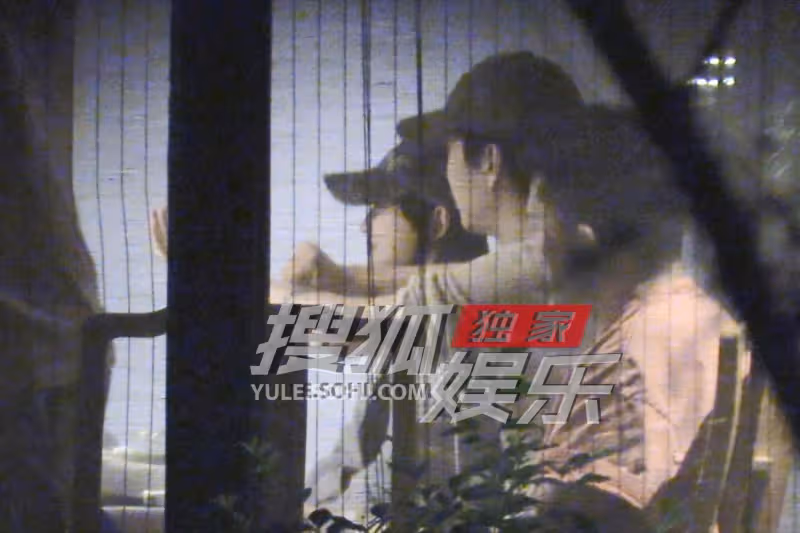 戀愛了?范丞丞為漂亮女生整理頭髮,被對方揉臉,舉止親密引熱議
