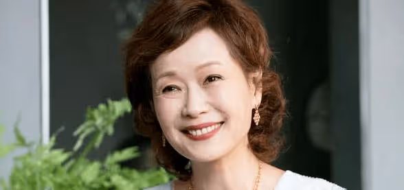 60歲葉童與富豪老公同框,一個滿臉滄桑,一個春風滿面,難怪機場被罵不敢還嘴