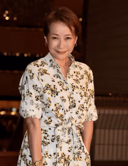 60歲葉童與富豪老公同框,一個滿臉滄桑,一個春風滿面,難怪機場被罵不敢還嘴