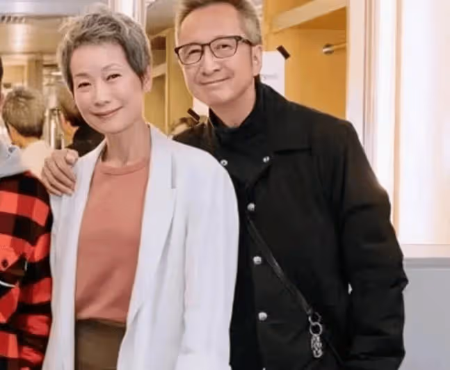 60歲葉童與富豪老公同框,一個滿臉滄桑,一個春風滿面,難怪機場被罵不敢還嘴