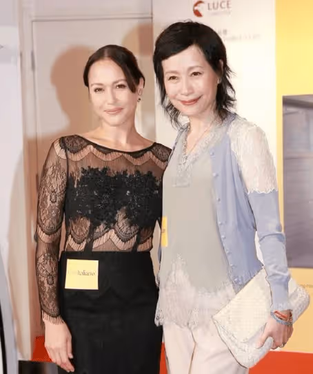 60歲葉童與富豪老公同框,一個滿臉滄桑,一個春風滿面,難怪機場被罵不敢還嘴