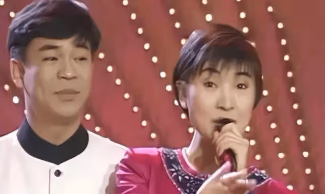 他得罪楊坤20年未來往,靠好友張嘉益翻紅,55歲依然單身無子女