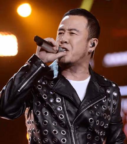 他得罪楊坤20年未來往,靠好友張嘉益翻紅,55歲依然單身無子女