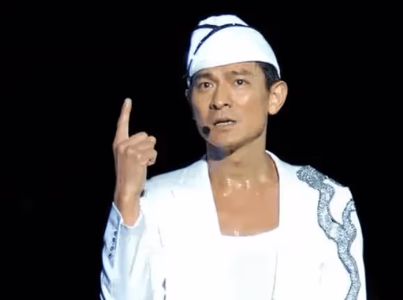 當62歲劉德華被批開演唱會瘋狂斂財,才知刀郎說的話都是對的!