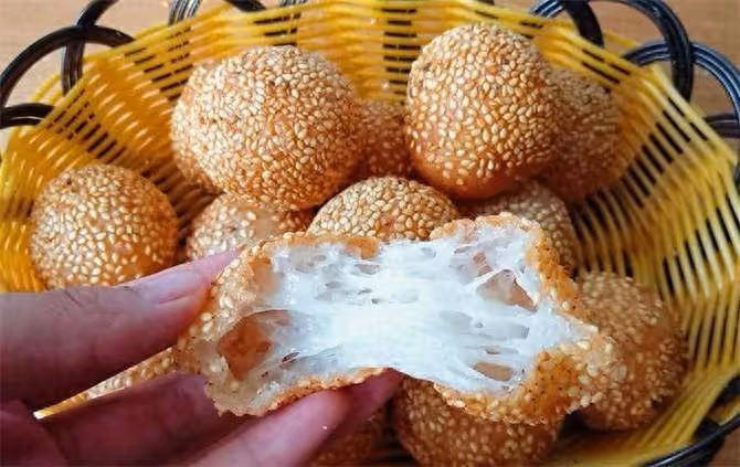 一碗糯米粉,一碗開水,教你空心麻團,不塌陷,不開裂,個個空心
