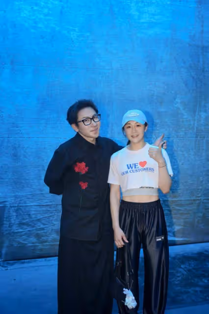陳夢姜妍同框看劉謙魔術，偶遇尼格買提，網友：這是什麼神仙組合！