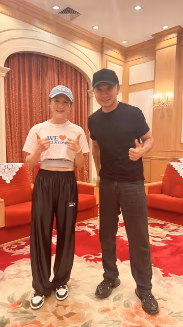陳夢姜妍同框看劉謙魔術，偶遇尼格買提，網友：這是什麼神仙組合！