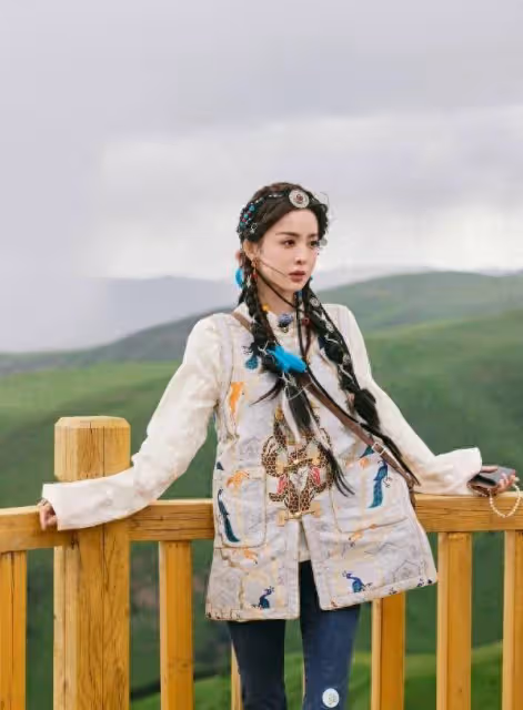 娜扎穿藏族服飾美如畫，射箭跳舞好似草原精靈：這波操作太圈粉了！