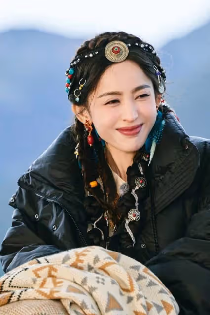 娜扎穿藏族服飾美如畫，射箭跳舞好似草原精靈：這波操作太圈粉了！