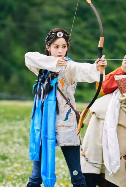 娜扎穿藏族服飾美如畫，射箭跳舞好似草原精靈：這波操作太圈粉了！