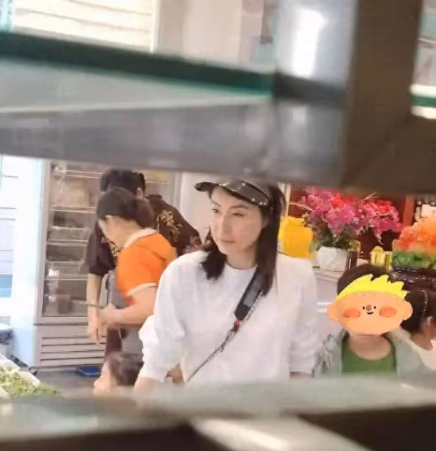 郭晶晶帶孩子現身雲南度假，素顏逛市場盡顯母愛光輝
