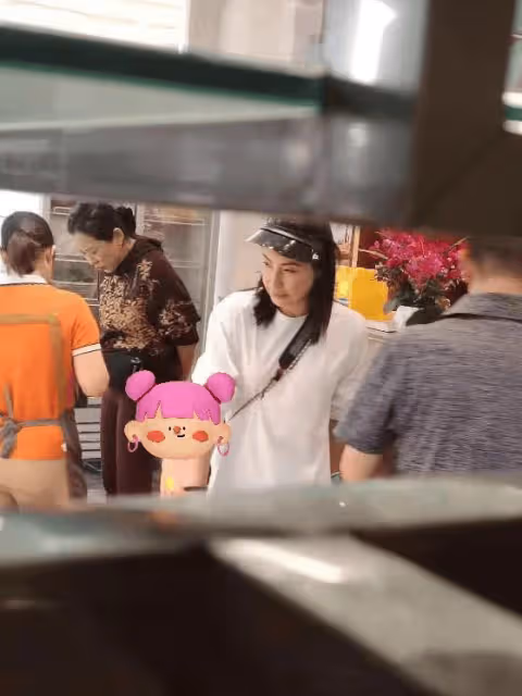 郭晶晶帶孩子現身雲南度假，素顏逛市場盡顯母愛光輝