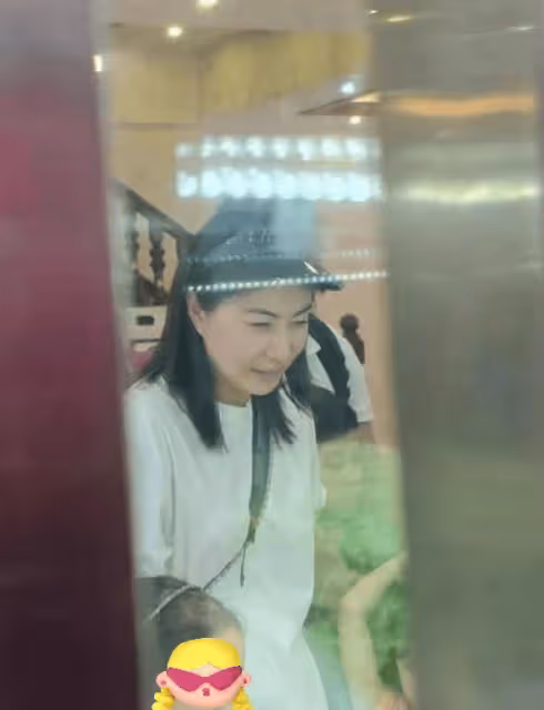 郭晶晶帶孩子現身雲南度假，素顏逛市場盡顯母愛光輝