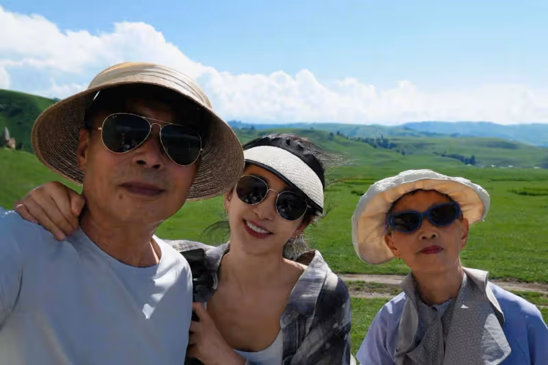 51歲李冰冰曬與父母旅行合照，一家三口氣質出眾