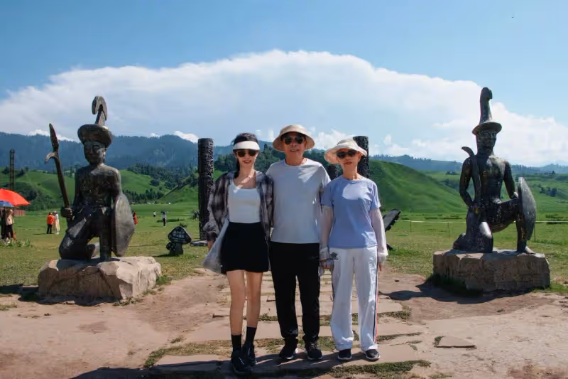 51歲李冰冰曬與父母旅行合照，一家三口氣質出眾